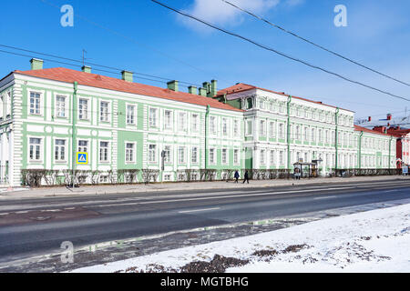 Sankt Petersburg, Russland - 18. MÄRZ 2018: Gebäude der St. Petersburg State University auf universitetskaja Damm des Vasilievsky Insel in St. Pet Stockfoto