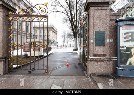 Sankt Petersburg, Russland - 19. MÄRZ 2018: Tor der Innenhof des Marmorpalais im März. Marble Palace ist eines der ersten klassizistischen Paläste in St. P Stockfoto