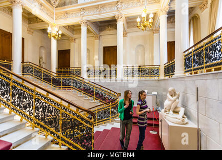 Sankt Petersburg, Russland - 19. MÄRZ 2018: Besucher auf der Treppe in Fabergé Museum in schuwalow Palace in Sankt Petersburg Stadt. Der Palast beherbergt Stockfoto