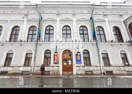 Sankt Petersburg, Russland - 19. MÄRZ 2018: die Frau in der Nähe von Fabergé Museum in schuwalow Palast auf Fontanka in Sankt Petersburg in Schneefall. Stockfoto