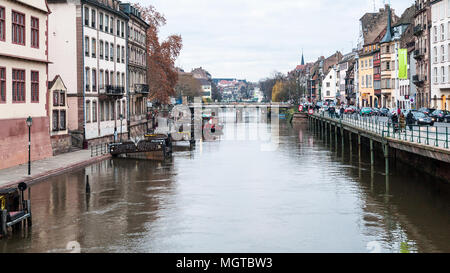 Straßburg, Frankreich, 11. Dezember 2011: Menschen am Ufer der Ill Canal in der Altstadt von Straßburg entfernt. Das historische Stadtzentrum von Grand Island war Clas Stockfoto