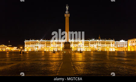 Panoramablick auf den Schlossplatz mit Alexander Spalte und der Winterpalast in Sankt Petersburg Stadt in der Nacht Stockfoto