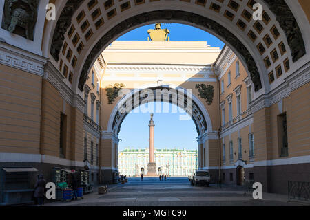 Abschnitt im Bogen der Gebäude auf der Straße Bolshaya Morskaya gegangen Straße Schlossplatz in Sankt Petersburg Stadt im März Morgen Stockfoto