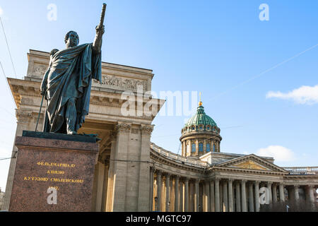 Denkmal von Mikhail Kutuzov in der Nähe von Kazan Kathedrale am Newski Prospekt in St. Petersburg Stadt im März. Die Inschrift auf dem Sockel" für Fie Stockfoto