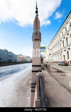 Straßenschild mit High Water Mark von Hochwasser am Fluss Moyka Embankment in Sankt Petersburg Stadt im Frühjahr Stockfoto