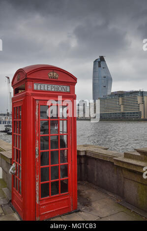Rote Telefonzelle auf dem Uferdamm london Stockfoto