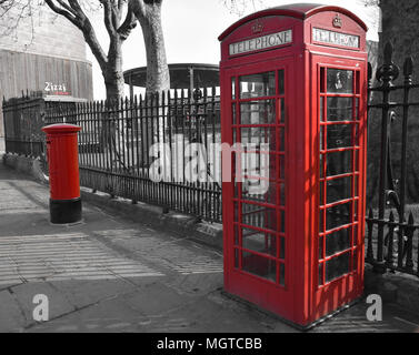 2 Symbole, in Rot, Telefon und Post Box Stockfoto