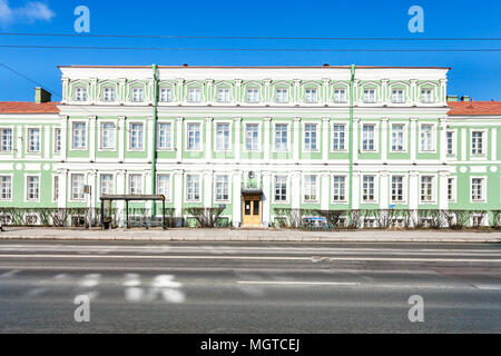 Universitetskaya Bahndamm mit Sankt Petersburg State University auf Vasilievsky Insel in St. Petersburg Stadt Stockfoto