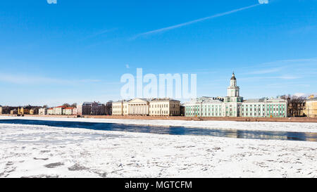 Blick auf universitetskaja Bahndamm mit Palästen auf der Insel Vasilievsky in St. Petersburg Stadt aus der Palace Bridge in sonniger Frühlingstag Stockfoto