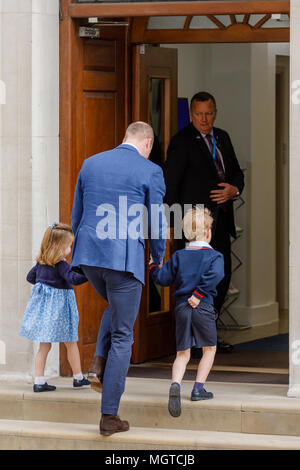 Seine königliche Hoheit Prinz William, der Herzog von Cambridge bringt seine ältesten Kinder, Prinzessin Charlotte und Prince George, Ihr neues Baby Bruder zu besuchen. Stockfoto