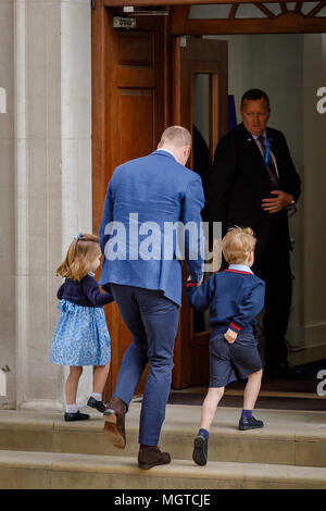 Seine königliche Hoheit Prinz William, der Herzog von Cambridge bringt seine ältesten Kinder, Prinzessin Charlotte und Prince George, Ihr neues Baby Bruder zu besuchen. Stockfoto
