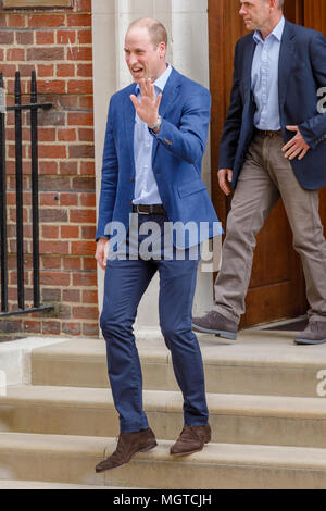Seine königliche Hoheit Prinz William, Herzog von Cambridge, Verlassen des Lindo Flügel nach der Geburt seines dritten Kindes mit SEINER KÖNIGLICHEN HOHEIT, die Herzogin von Cambridge Stockfoto