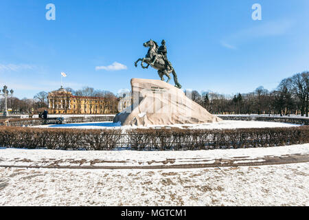 Der Bronzene Reiter Denkmal Peter des Großen, der in den Senat Square in St. Petersburg. Das Denkmal wurde im 1768-1782 gebaut, Inschrift auf Stein: Zu Pe Stockfoto