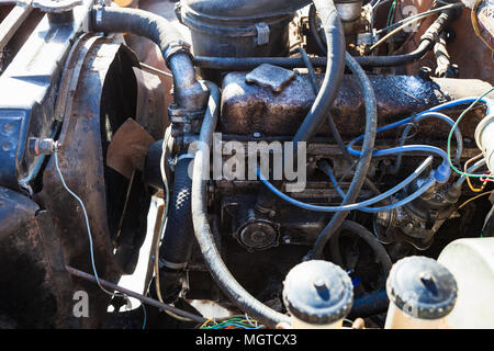 Anzeigen von gebrauchten Auto Motor des alten Fahrzeugs Stockfoto