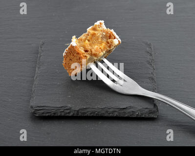 Christstollen auf Gabel und Schiefer Stockfoto