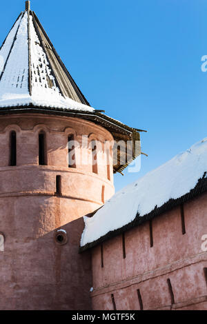 Rote Wand und Turm des Klosters unseres Erlösers und St Euthymius in Schladming Stadt im Winter in Wladimir oblast Russland Stockfoto