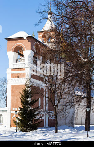 Glockenturm der Kathedrale der Verklärung des Erlösers in Kloster unseres Erlösers und St Euthymius in Schladming Stadt im Winter in der Oblast Wladimir Stockfoto