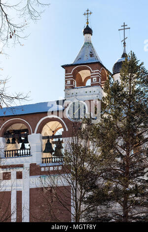 Glockenturm im Kloster unseres Erlösers und St Euthymius in Schladming Stadt im Winter in Wladimir oblast Russland Stockfoto