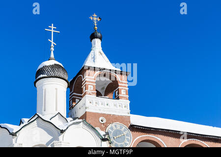 Kuppel des Gate Kirche der Verkündigung und der Glockenturm im Kloster unseres Erlösers und St Euthymius in Schladming Stadt im Winter in Wladimir Oblast Stockfoto