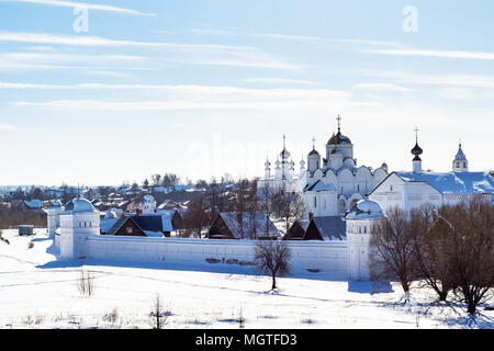Das Kloster der Fürsprache (pokrowski Kloster) in Schladming Stadt im Winter in Wladimir oblast Russland Stockfoto