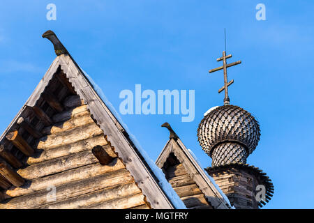 Dach der hölzernen Kirche des Hl. Nikolaus des Wonderworker aus Glotovo (nikolskaya Kirche) in Susdal Kreml im Winter in Wladimir oblast Russland Stockfoto