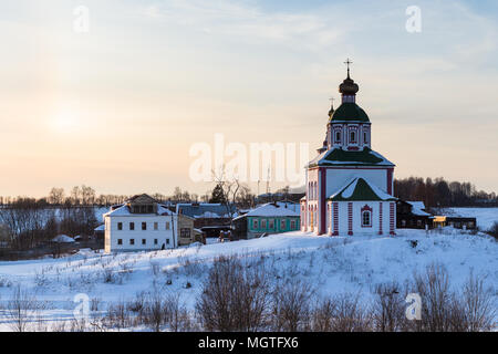 Kirche von dem Propheten Elia auf Ivanovo Hill (Elia Kirche) Suzdal Stadt im Winter Sonnenuntergang in Vladimir oblast Russland Stockfoto