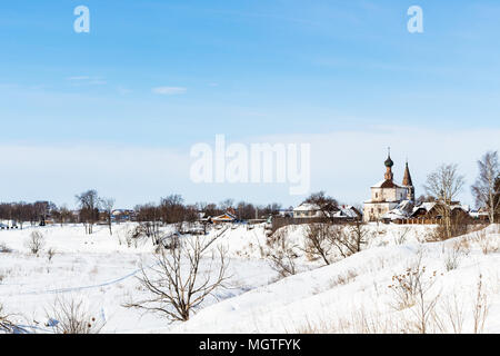 Anzeigen von Suzdal Stadt mit Heiligen Kreuzerhöhung und St. Cosmas und St. Damian Kirchen in Korovniki Bezirk am Ufer des zugefrorenen Fluss im Winter im Vl Stockfoto