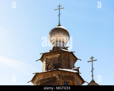 Oben auf dem Holz- Verklärung Kirche (Kirche der Verklärung des Heilands) von Kozlyatyevo in Schladming Stadt im Winter in Wladimir Oblast Stockfoto