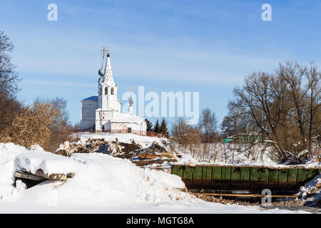 Blick auf den Tempel des Hl. Kosmas und Hl. Damian (Kozmodemyanskaya Kirche) auf Yarunova Hill von der Schlucht in Susdal Stadt im Winter in Wladimir oblast Russland Stockfoto