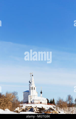 Blick auf Kirche der Heiligen Cosmas und Damian (Kozmodemyanskaya Kirche) auf Yarunova Hill von der Schlucht in Susdal Stadt im Winter in der Oblast Wladimir von Russi Stockfoto