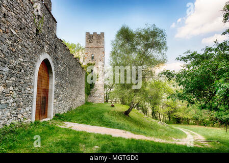 Alten Festung von Orino in den Wäldern von den regionalen Park Campo dei Fiori Varese Stockfoto