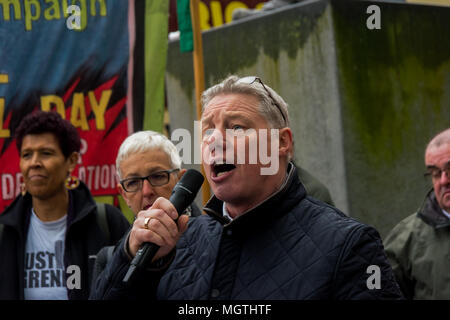 London, Großbritannien. 28. April 2018. Der internationalen Arbeiterbewegung Memorial Day Rally beginnt an der Statue eines Gebäudes Arbeiter auf Tower Hill die Erinnerung an alle, die bei der Arbeit ums Leben, rund 500 in den letzten zehn Jahren, vor allem in der Baubranche, sowie den verletzten, behinderten und krank gemacht, fast alle in vermeidbare Zwischenfälle. Credit: ZUMA Press, Inc./Alamy leben Nachrichten Stockfoto