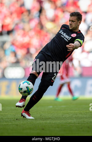 München, Deutschland. 28. April 2018. Fussball, Bundesliga, FC Bayern München gegen Eintracht Frankfurt, bei der Allianz Arena: Frankfurter Marco Russ. Foto: Matthias Balk/dpa - WICHTIGER HINWEIS: Aufgrund der Akkreditierungsbestimmungen der DFL ist Sterben Publikation und Weiterverwertung im Internet und in Online-Medien 5/6 des Spiels in insgesamt fünfzehn Bilder pro Spiel begrenzt. Stockfoto