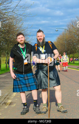 Glasgow, Schottland, Großbritannien. 29. April 2018. Kiltwalk Glasgow 2018, einer Charity Veranstaltung, wo Wanderer haben drei Strecken aus, ein gewaltiger Fortschritt (23 Meilen), einen großen Spaziergang (14 km) oder die frühen Wandern (6 Meilen). In diesem Jahr beteiligten 10.000 Wanderer und hoben zwei Millionen Pfund für 600 Nächstenliebe. Credit: Skully/Alamy leben Nachrichten Stockfoto