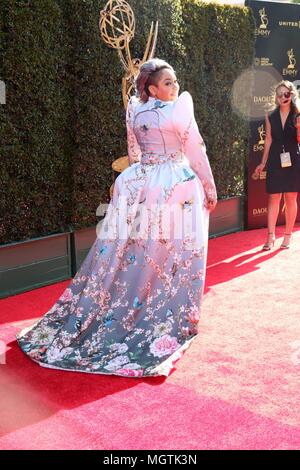 Pasadena, USA. 27. April 2018. Raven-Symone in der Ankunftshalle für 45th Jährliche tagsüber Creative Arts Emmy Awards, Pasadena Civic Center, Pasadena, CA April 27, 2018. Credit: Priscilla Grant/Everett Collection/Alamy leben Nachrichten Stockfoto