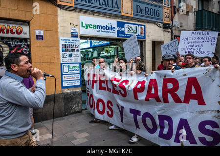 Barcelona, Spanien. 28 Apr, 2018. Ein großes Banner mit dem Text "Papiere für alle" während der Demonstration zu sehen. In den letzten sieben Tagen, Dutzende von Einwanderern "ohne Papiere" Menschen wurden gesperrt, in der alten Massana kunst Schule, die 300 Demonstranten auf die Straßen für eine freie Gesundheit für alle zu bitten, ' Dokumente Papiere" der Staatsangehörigkeit ohne Prüfung, Schließung von Aufnahmezentren für Migranten, die Eintragung in die Stadt, ohne die Notwendigkeit zu haben einen Arbeitsvertrag und mehr. Credit: SOPA Images Limited/Alamy leben Nachrichten Stockfoto