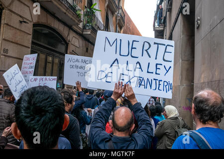 Barcelona, Spanien. 28 Apr, 2018. Mehrere Demonstranten werden gesehen, Plakate pro Rechte von Immigranten und Flüchtlingen in Barcelona. In den letzten sieben Tagen, Dutzende von Einwanderern "ohne Papiere" Menschen wurden gesperrt, in der alten Massana kunst Schule, die 300 Demonstranten auf die Straßen für eine freie Gesundheit für alle zu bitten, ' Dokumente Papiere" der Staatsangehörigkeit ohne Prüfung, Schließung von Aufnahmezentren für Migranten, die Eintragung in die Stadt, ohne die Notwendigkeit zu haben einen Arbeitsvertrag und mehr. Credit: SOPA Images Limited/Alamy leben Nachrichten Stockfoto