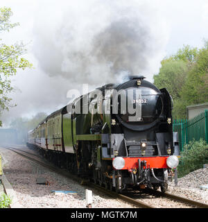 Wrexham, North Wales, UK. 29. April 2018. Dampflok 34052 Lord Dowding Geschwindigkeiten zum Fußende der Bank gresford zwischen Chester und Wrexham Allgemeine schleppen eine Charta Zug für Britains neueste Bahn, Lok Services Ltd. Credit: Charles Allen/Alamy leben Nachrichten Stockfoto