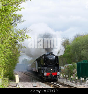 Wrexham, North Wales, UK. 29. April 2018. Dampflok 34052 Lord Dowding Geschwindigkeiten zum Fußende der Bank gresford zwischen Chester und Wrexham Allgemeine schleppen eine Charta Zug für Britains neueste Bahn, Lok Services Ltd. Credit: Charles Allen/Alamy leben Nachrichten Stockfoto