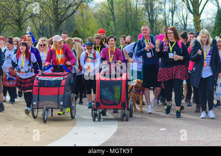 Glasgow, Schottland, Großbritannien. 29. April 2018. Kiltwalk Glasgow 2018, einer Charity Veranstaltung, wo Wanderer haben drei Strecken aus, ein gewaltiger Fortschritt (23 Meilen), einen großen Spaziergang (14 km) oder die frühen Wandern (6 Meilen). In diesem Jahr beteiligten 10.000 Wanderer und hoben zwei Millionen Pfund für 600 Nächstenliebe. Credit: Skully/Alamy leben Nachrichten Stockfoto