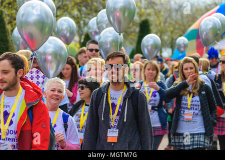 Glasgow, Schottland, Großbritannien. 29. April 2018. Kiltwalk Glasgow 2018, einer Charity Veranstaltung, wo Wanderer haben drei Strecken aus, ein gewaltiger Fortschritt (23 Meilen), einen großen Spaziergang (14 km) oder die frühen Wandern (6 Meilen). In diesem Jahr beteiligten 10.000 Wanderer und hoben zwei Millionen Pfund für 600 Nächstenliebe. Credit: Skully/Alamy leben Nachrichten Stockfoto