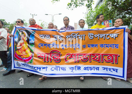 Buddha Jayanti oder auch als Buddha Purnima bekannt ist das größte religiöse Fest der buddhistischen Gemeinschaft; sie feiern Buddha Purnima durch spezielle Gottesdienste & Kerze Papier an der alten Teil von Dhaka Bashabo buddhistischen Tempel von Bangladesch. Die Feierlichkeiten begannen mit Rallye, Licht von Lampen und Hissen der religiöse und nationale Fahnen auf dem Mohabihar und Chanten der heiligen Verse aus dem Tripitaka. Sonntag, 29. April 2018. © jahangir Alam Onuchcha/Alamy leben Nachrichten Stockfoto