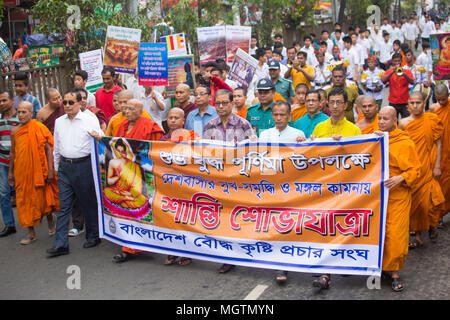 Buddha Jayanti oder auch als Buddha Purnima bekannt ist das größte religiöse Fest der buddhistischen Gemeinschaft; sie feiern Buddha Purnima durch spezielle Gottesdienste & Kerze Papier an der alten Teil von Dhaka Bashabo buddhistischen Tempel von Bangladesch. Die Feierlichkeiten begannen mit Rallye, Licht von Lampen und Hissen der religiöse und nationale Fahnen auf dem Mohabihar und Chanten der heiligen Verse aus dem Tripitaka. Sonntag, 29. April 2018. © jahangir Alam Onuchcha/Alamy leben Nachrichten Stockfoto