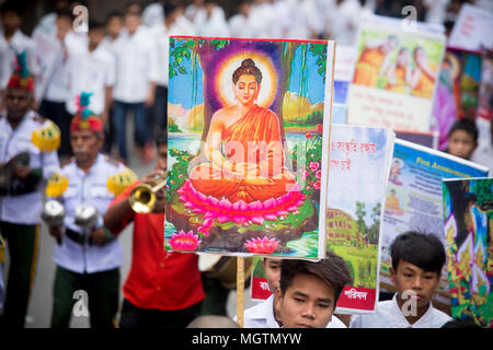 Buddha Jayanti oder auch als Buddha Purnima bekannt ist das größte religiöse Fest der buddhistischen Gemeinschaft; sie feiern Buddha Purnima durch spezielle Gottesdienste & Kerze Papier an der alten Teil von Dhaka Bashabo buddhistischen Tempel von Bangladesch. Die Feierlichkeiten begannen mit Rallye, Licht von Lampen und Hissen der religiöse und nationale Fahnen auf dem Mohabihar und Chanten der heiligen Verse aus dem Tripitaka. Sonntag, 29. April 2018. © jahangir Alam Onuchcha/Alamy leben Nachrichten Stockfoto