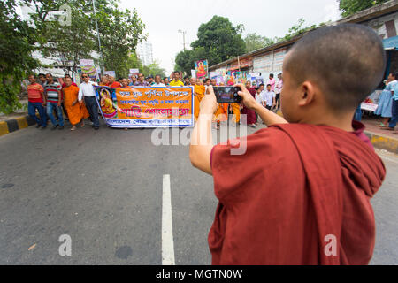 Buddha Jayanti oder auch als Buddha Purnima bekannt ist das größte religiöse Fest der buddhistischen Gemeinschaft; sie feiern Buddha Purnima durch spezielle Gottesdienste & Kerze Papier an der alten Teil von Dhaka Bashabo buddhistischen Tempel von Bangladesch. Die Feierlichkeiten begannen mit Rallye, Licht von Lampen und Hissen der religiöse und nationale Fahnen auf dem Mohabihar und Chanten der heiligen Verse aus dem Tripitaka. Sonntag, 29. April 2018. © jahangir Alam Onuchcha/Alamy leben Nachrichten Stockfoto