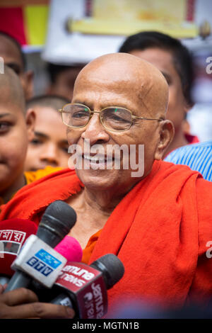 Buddha Jayanti oder auch als Buddha Purnima bekannt ist das größte religiöse Fest der buddhistischen Gemeinschaft; sie feiern Buddha Purnima durch spezielle Gottesdienste & Kerze Papier an der alten Teil von Dhaka Bashabo buddhistischen Tempel von Bangladesch. Die Feierlichkeiten begannen mit Rallye, Licht von Lampen und Hissen der religiöse und nationale Fahnen auf dem Mohabihar und Chanten der heiligen Verse aus dem Tripitaka. Sonntag, 29. April 2018. © jahangir Alam Onuchcha/Alamy leben Nachrichten Stockfoto