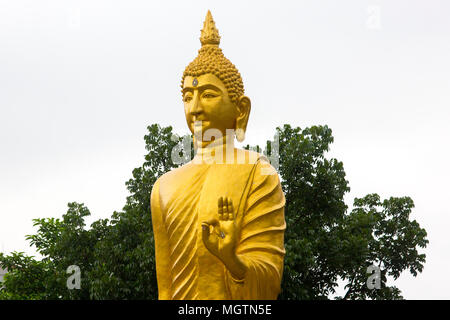 Buddha Jayanti oder auch als Buddha Purnima bekannt ist das größte religiöse Fest der buddhistischen Gemeinschaft; sie feiern Buddha Purnima durch spezielle Gottesdienste & Kerze Papier an der alten Teil von Dhaka Bashabo buddhistischen Tempel von Bangladesch. Die Feierlichkeiten begannen mit Rallye, Licht von Lampen und Hissen der religiöse und nationale Fahnen auf dem Mohabihar und Chanten der heiligen Verse aus dem Tripitaka. Sonntag, 29. April 2018. © jahangir Alam Onuchcha/Alamy leben Nachrichten Stockfoto