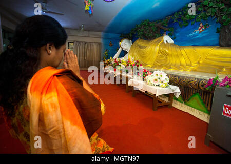 Buddha Jayanti oder auch als Buddha Purnima bekannt ist das größte religiöse Fest der buddhistischen Gemeinschaft; sie feiern Buddha Purnima durch spezielle Gottesdienste & Kerze Papier an der alten Teil von Dhaka Bashabo buddhistischen Tempel von Bangladesch. Die Feierlichkeiten begannen mit Rallye, Licht von Lampen und Hissen der religiöse und nationale Fahnen auf dem Mohabihar und Chanten der heiligen Verse aus dem Tripitaka. Sonntag, 29. April 2018. © jahangir Alam Onuchcha/Alamy leben Nachrichten Stockfoto