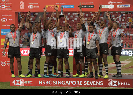 Singapur. 29. April 2018. Fidschi Spieler heben Sie die Trophäe, nachdem er die Endrunde der HSBC World Rugby Sevens Serie Singapur Schale in Singapur, am 29. April 2018. Credit: Dann Chih Wey/Xinhua/Alamy leben Nachrichten Stockfoto