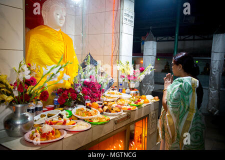 Buddha Jayanti oder auch als Buddha Purnima bekannt ist das größte religiöse Fest der buddhistischen Gemeinschaft; sie feiern Buddha Purnima durch spezielle Gottesdienste & Kerze Papier an der alten Teil von Dhaka Bashabo buddhistischen Tempel von Bangladesch. Die Feierlichkeiten begannen mit Rallye, Licht von Lampen und Hissen der religiöse und nationale Fahnen auf dem Mohabihar und Chanten der heiligen Verse aus dem Tripitaka. Sonntag, 29. April 2018. © jahangir Alam Onuchcha/Alamy leben Nachrichten Stockfoto